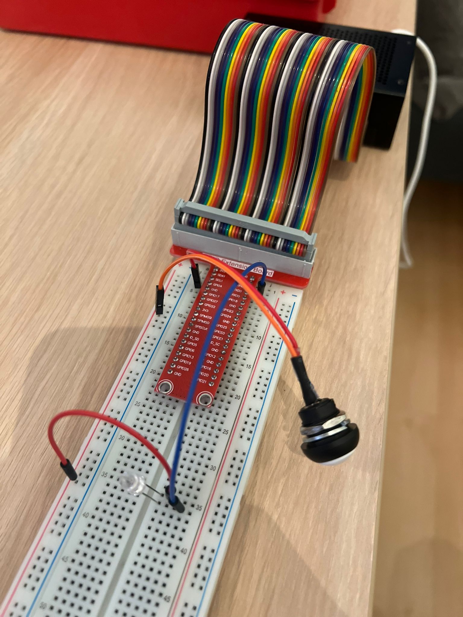 Foto van raspberry pi met een paar kabeltjes per demonstratie.