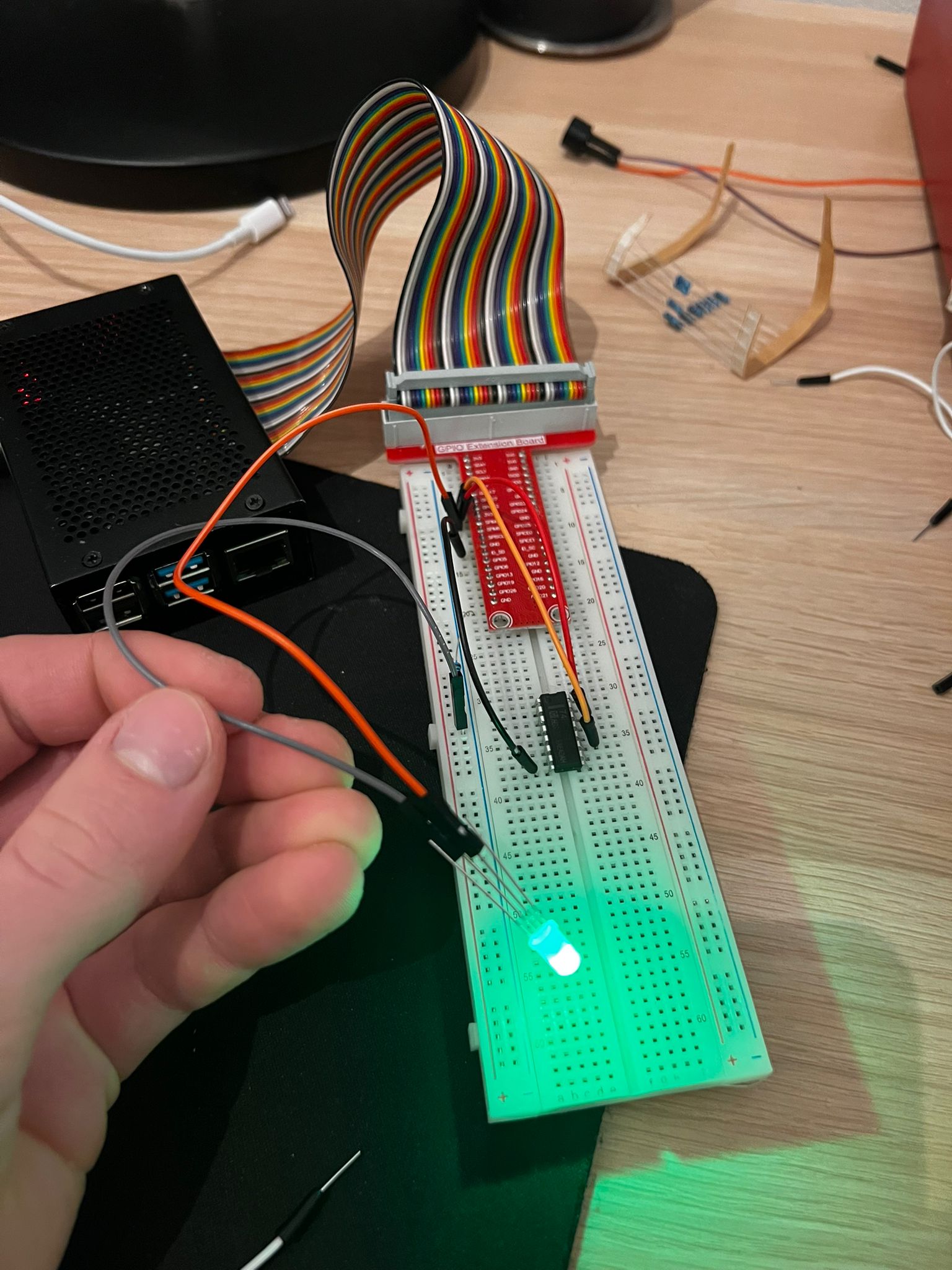 Foto van mijn raspberry pi breadboard met schuifregister